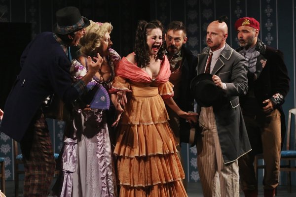 Требињска публика одушевљена глумцима Народног позоришта у Приштини и представом „Женидба“