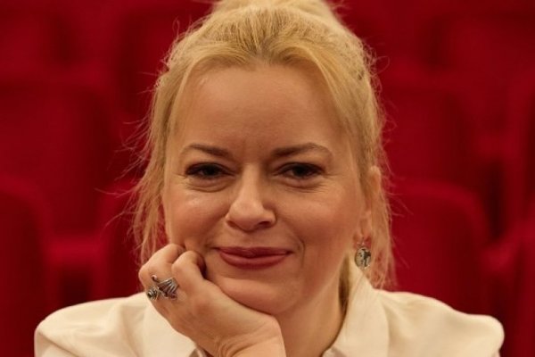 ИСПОД ГЛУМАЧКОГ СМЕХА СКРИВЕНО ЈЕ МНОГО БОЛА: Оља Ђорђевић о представи "То смо ми" НП Приштина са седиштем у Грачаници