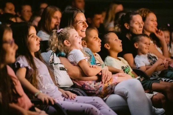 Karnevalska povorka i predstava TRIO RIO na otvaranju LIMENKA TEATAR FESTA u Požarevcu 🎭