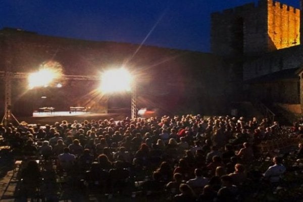 Шести Театар у тврђави отворили Предраг Радоњић и „Жене из Троје“