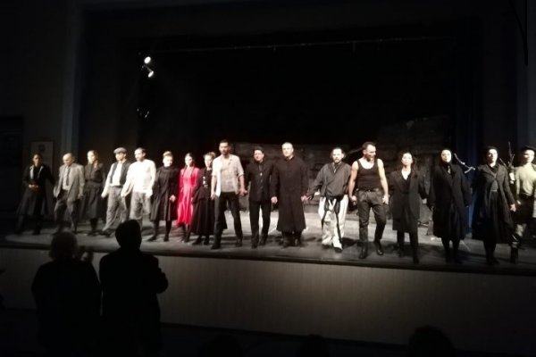Звечан: Глумци представе “Ивкова слава у Призрену” за Радио Косовска Митровица; или Упутство за гледање ове позоришне драме